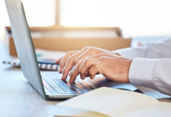 E shkarkuan se hynte në internet nga kompjuteri i punës, punonjësi “dembel” merr 40.000 euro kompensim