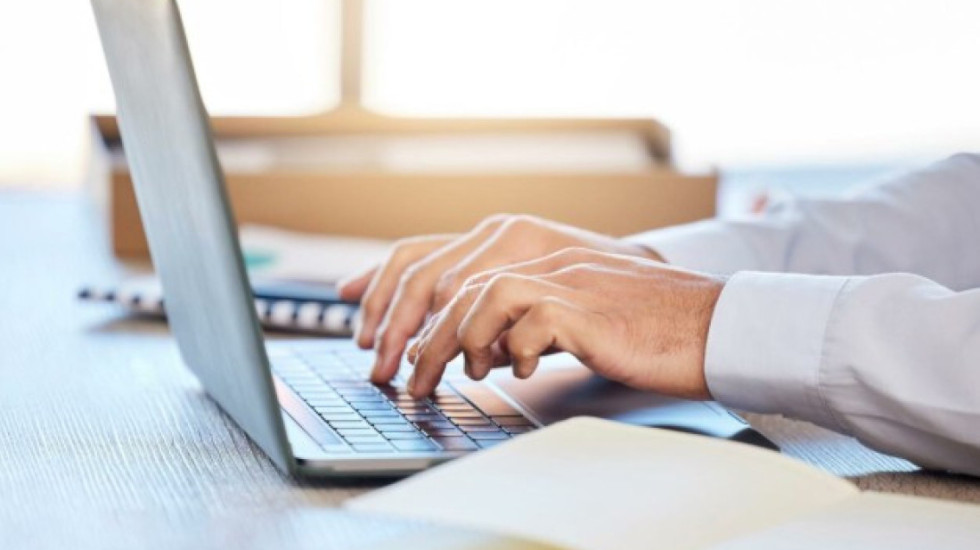 E shkarkuan se hynte në internet nga kompjuteri i punës, punonjësi “dembel” merr 40.000 euro kompensim