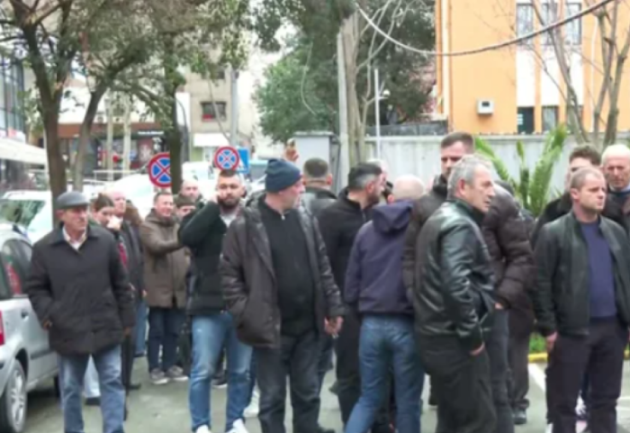 Banorët e Rrjollit protestë para SPAK, kundërshtojnë resortin: Është tjetërsuar toka