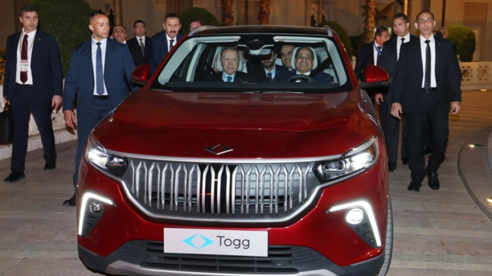Diplomacia e “timonit”, Erdogan i dhuron Presidentit egjiptian një makinë elektrike, Sisi e shëtit në Kajro