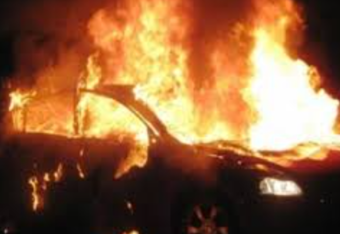 Makina merr flakë gjatë natës, policia nis hetimet