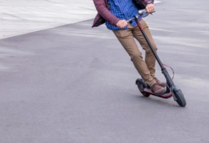 “Monopatinat mbeten të ndaluara”, ministrja Koçiu: Udhëzimi mbetet në fuqi