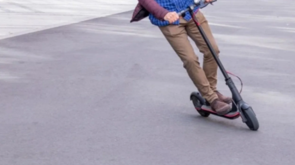 “Monopatinat mbeten të ndaluara”, ministrja Koçiu: Udhëzimi mbetet në fuqi