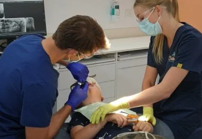 “Vrasje nga pakujdesia”: Shtatë persona në gjyq për vdekjen e 3-vjeçarit, pas ndërhyrjes në 14 dhëmbë