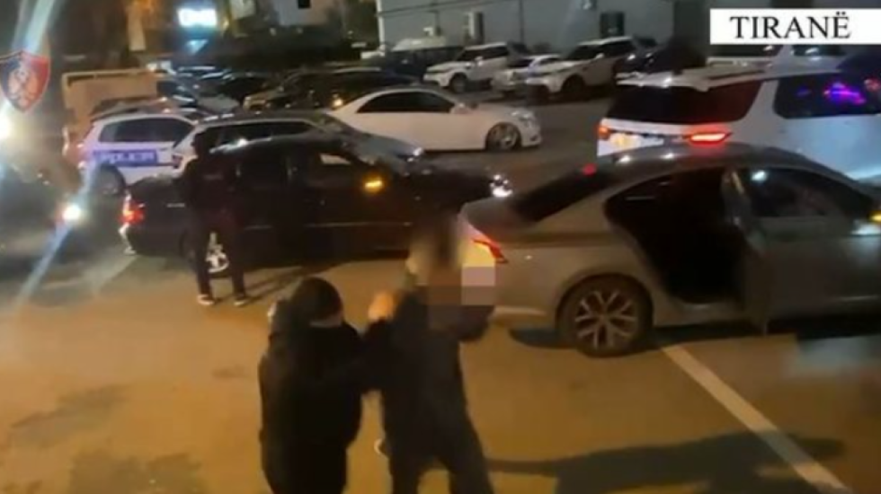 Transportonin emigrantë të paligjshëm, kapen dy të rinjtë nga Kukësi