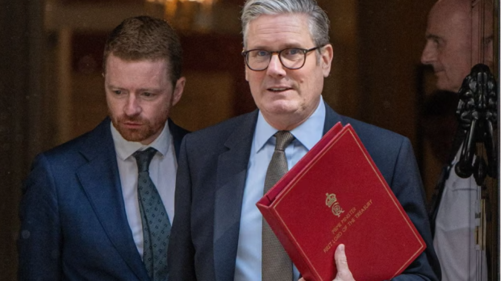 Dosja 'Epstein' trondit Britaninë, shefi i stafit të kryeministrit Starmer jep dorëheqjen