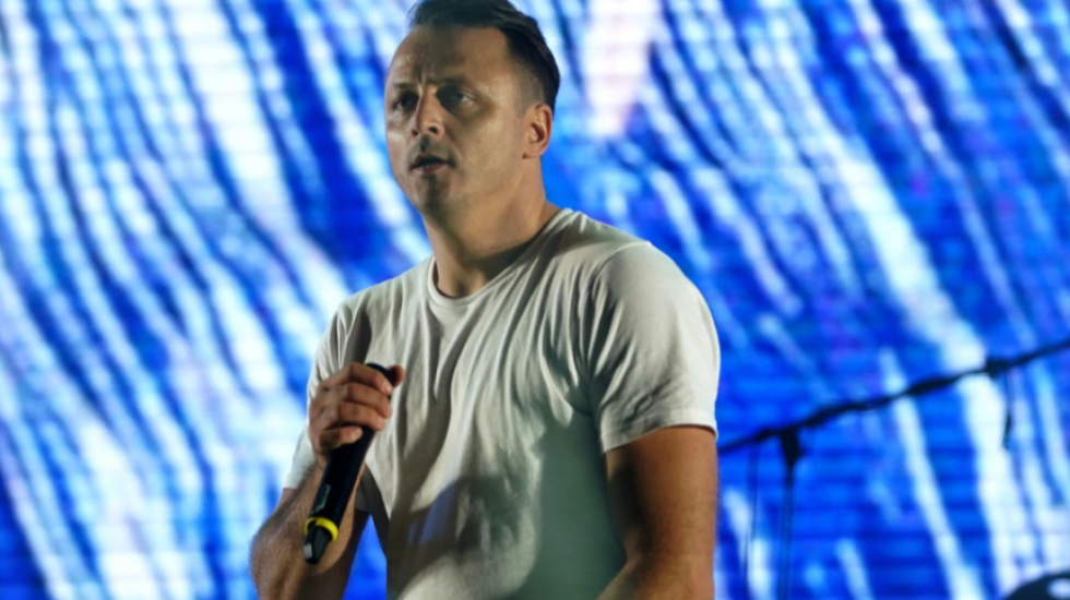 Rrëmbehet në mes të Beogradit këngëtari i njohur, policia ndjek sulmuesit e armatosur