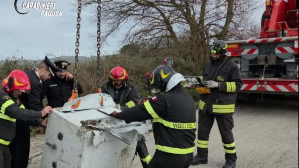 Grabitja e bankës përfundon keq, hajdutët lënë kasafortën me mijëra euro në arë