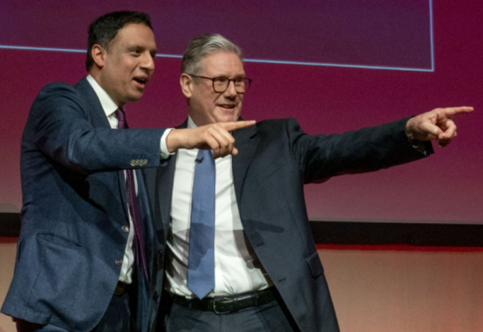 Tronditet qeveria britanike, pas dorëheqjeve, lideri i Laburistëve të Skocisë kërkon largimin e Starmer