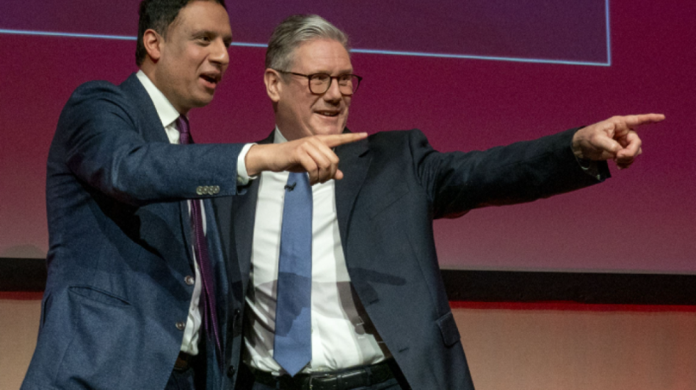 Tronditet qeveria britanike, pas dorëheqjeve, lideri i Laburistëve të Skocisë kërkon largimin e Starmer