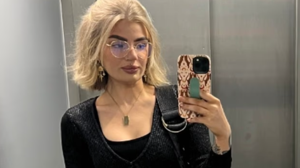 Kolegët vunë bast kush do flinte i pari me të, shitësja padit kompaninë dhe kërkon dëmshpërblim