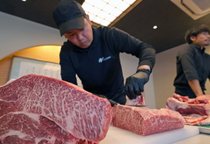 Vejusha e zezë ‘pushton’ Kinën, pse populli po blen mishin e shtrenjtë të derrit Wagyu?