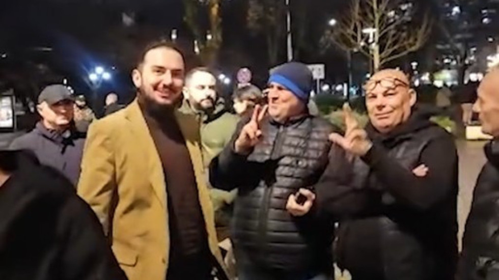 Ervin Salianji nuk mungon në protestën kombëtare, qëndron larg podiumit të PD