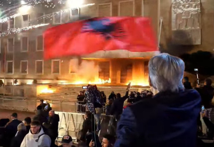 Molotovë Kryeministrisë dhe Parlamentit, lëndohen 16 policë, Berisha: Shpallim Edi Ramën armik të Shqipërisë