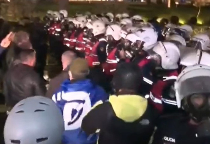 Protesta me dy akte, pas molotovit ndaj Kryeministrisë rrethohet edhe Parlamenti