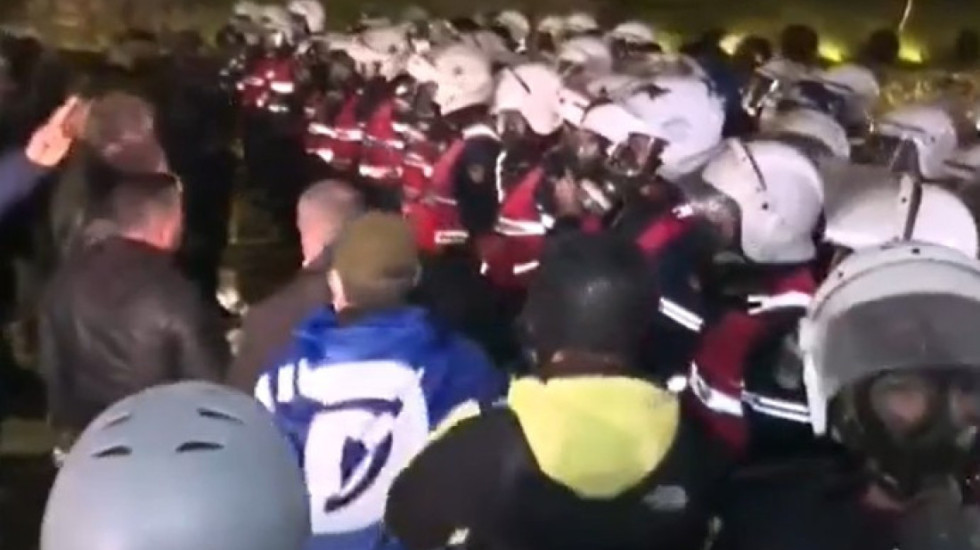 Protesta me dy akte, pas molotovit ndaj Kryeministrisë rrethohet edhe Parlamenti