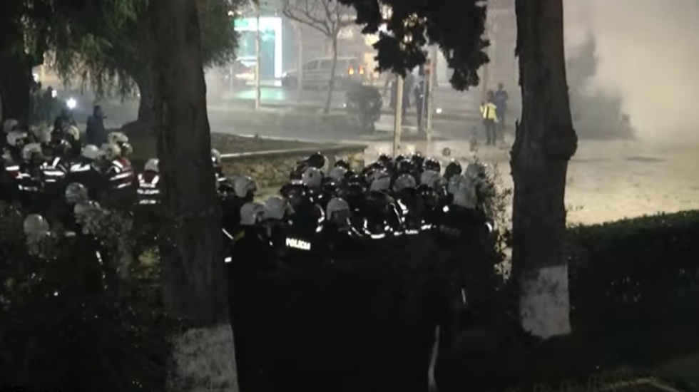 Sërish gaz lotsjellës te Parlamenti, policia nuk lejon protestuesit të grumbullohen