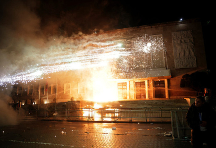 Një efektiv i lënduar në protestë, Balla: Kush ngre dorë mbi policinë ka goditur shtetin