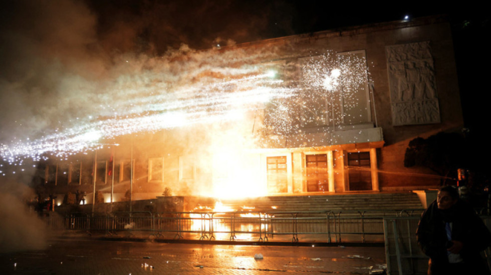 Një efektiv i lënduar në protestë, Balla: Kush ngre dorë mbi policinë ka goditur shtetin