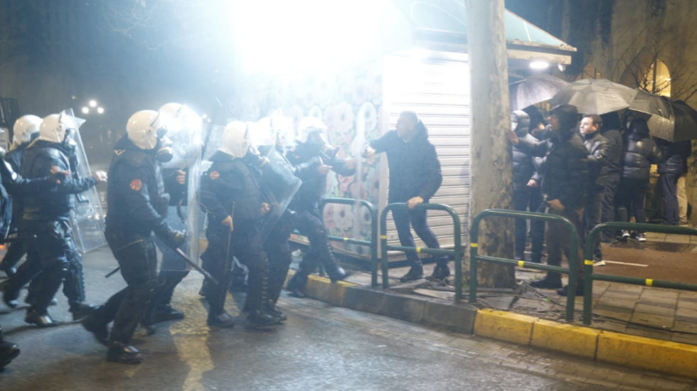 Policia e goditi gjatë protestës, deputeti i PD dërgohet tek Spitali i Traumës