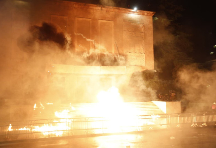 Opozita zbret sot sërish në shesh, mbahet protesta e radhës përpara Kryeministrisë