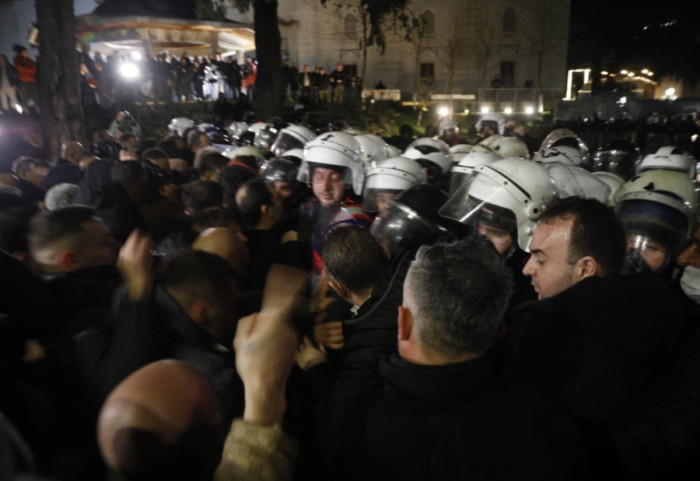 Nën hetim Flamur Noka e Xhelal Mziu, u përplasën me dy persona që i akuzuan si policë