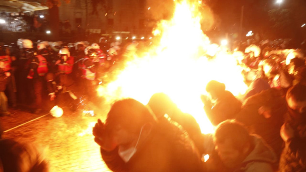 Dhunë para Parlamentit, rrezikohet jeta e efektivëve, policia përgjigjet me gaz lotsjellës