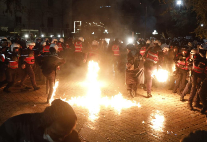 Dhuna gjatë protestës, 16 punonjës policie të plagosur