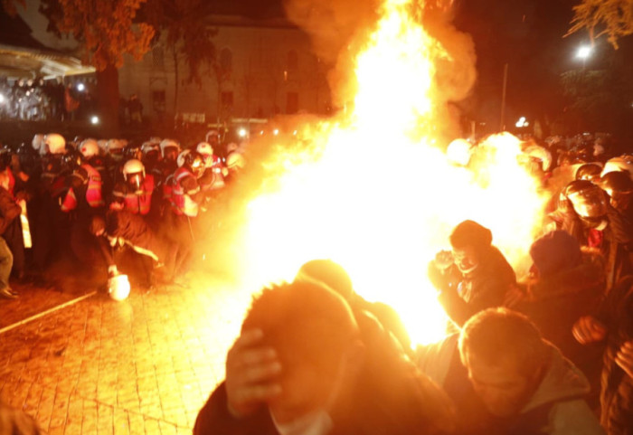 Hodhën molotovë kundër policisë, Gjykata cakton masën “Detyrim paraqitje” për 14 protestuesit
