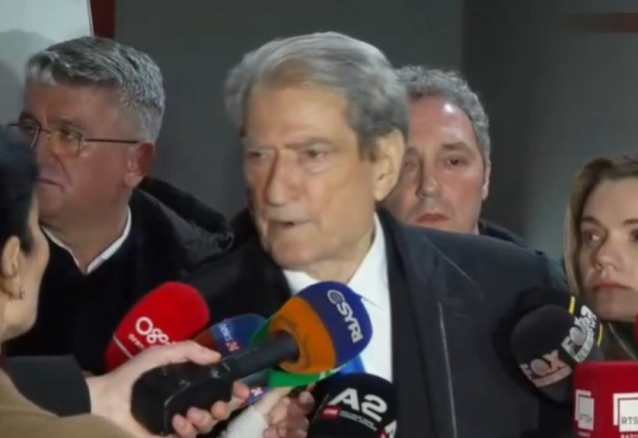 Berisha viziton deputetin e plagosur tek Trauma: U godit nga banditët me uniformë, me urdhër të Edi Ramës