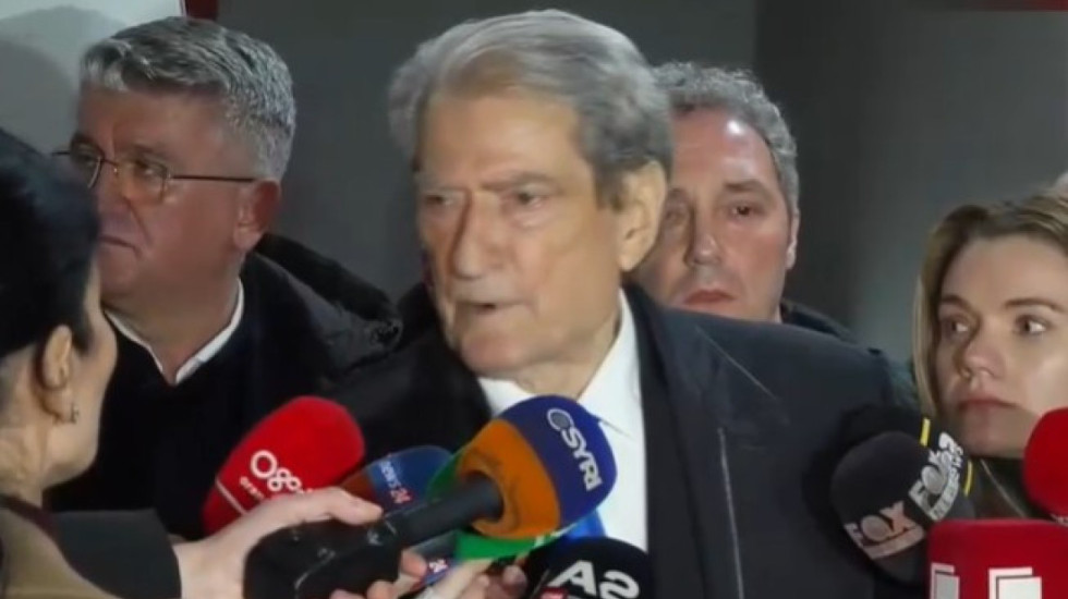 Berisha viziton deputetin e plagosur tek Trauma: U godit nga banditët me uniformë, me urdhër të Edi Ramës