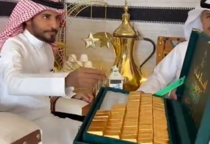 Tradita e dasmave në Arabinë Saudite, shufra ari dhuratë për të ftuarit në ceremoni