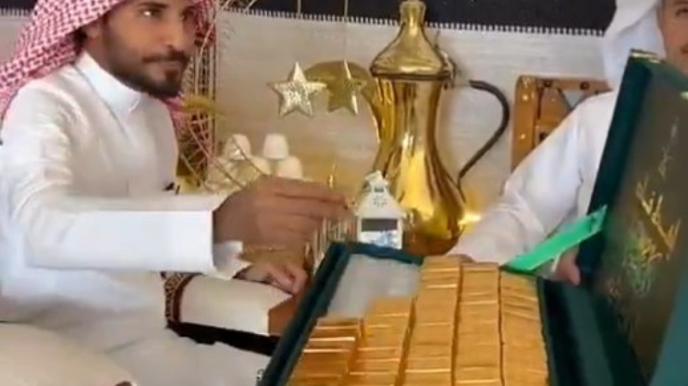 Tradita e dasmave në Arabinë Saudite, shufra ari dhuratë për të ftuarit në ceremoni
