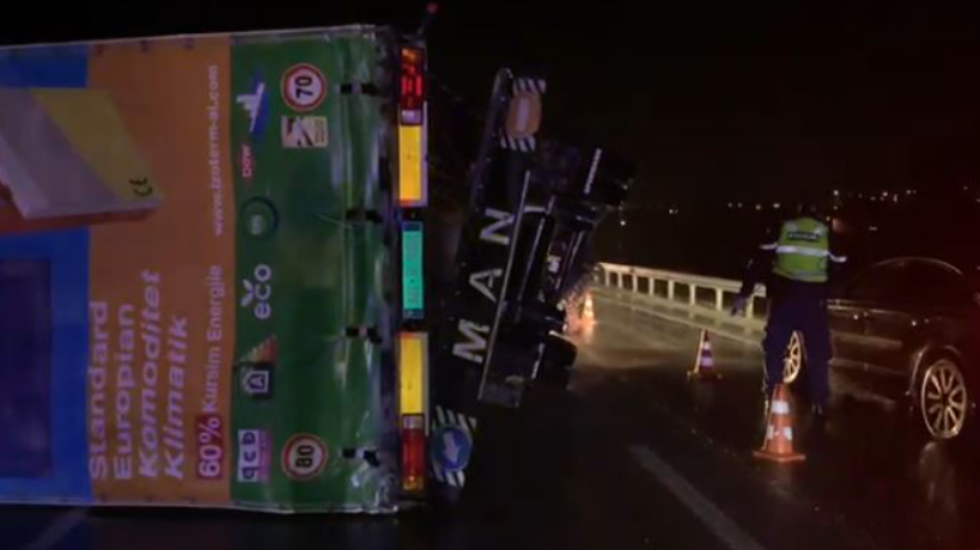 Bllokohet rruga Korçë–Bilisht, rimorkio e kamionit shkëputet nga era e fortë dhe godet një automjet