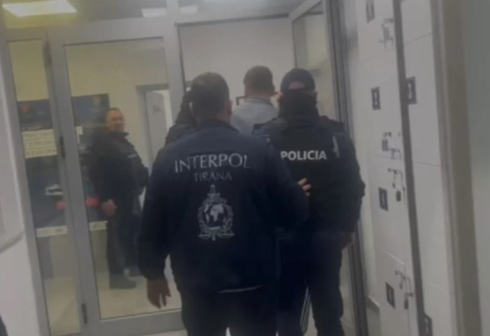 Mashtroi duke marrë 187 mijë euro përmes call center, ekstradohet nga Gjermania 35-vjeçari