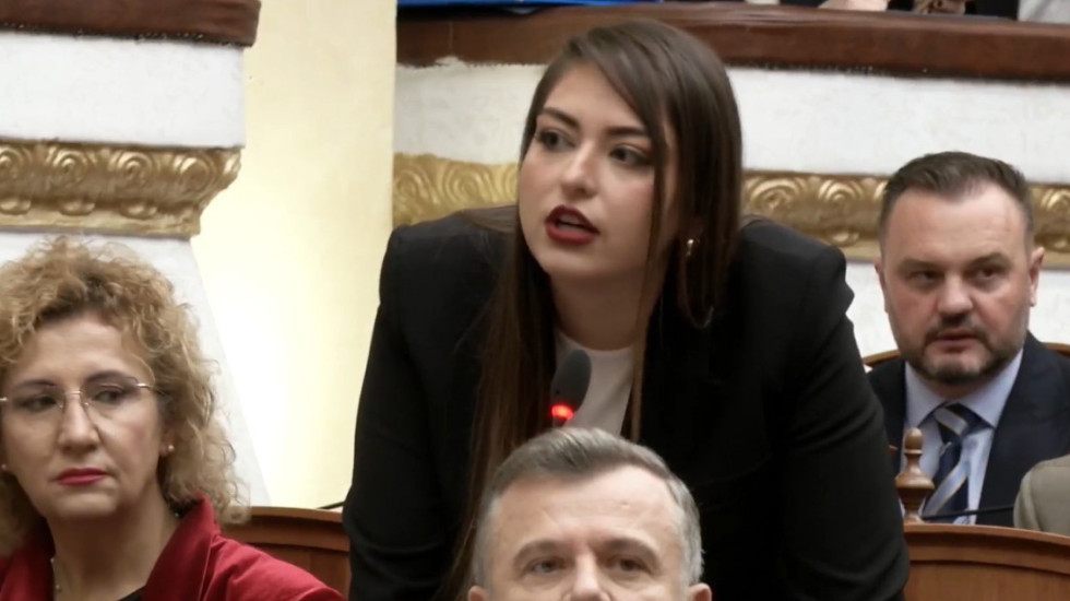Sara Mila - Berishës: Po djeg Shqipërinë prej 30 vitesh vetëm për prapanicën tënde