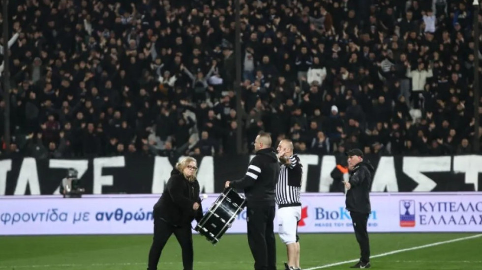 Moment prekës, nëna e tifozit të PAOK që vdiq në aksident bëhet një me ultrasit në stadiumin “Toumba”