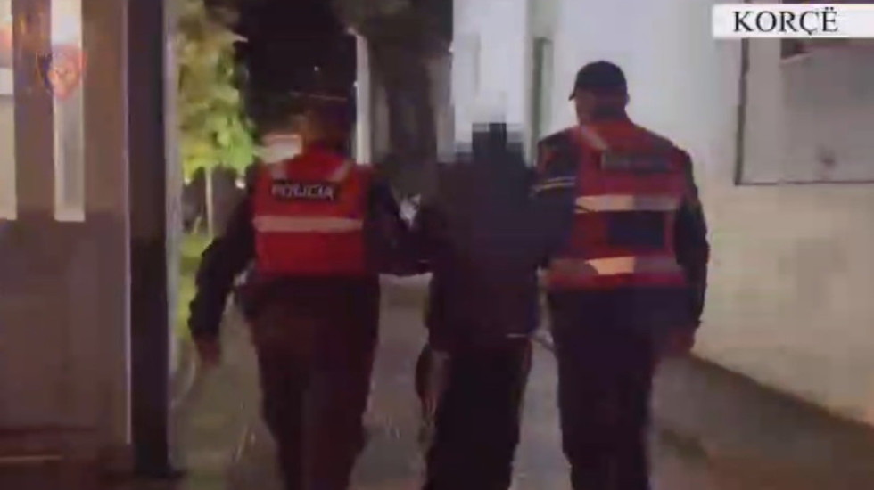 Sherr mes tre personave në Korçë, plagoset me gërshërë njëri prej tyre