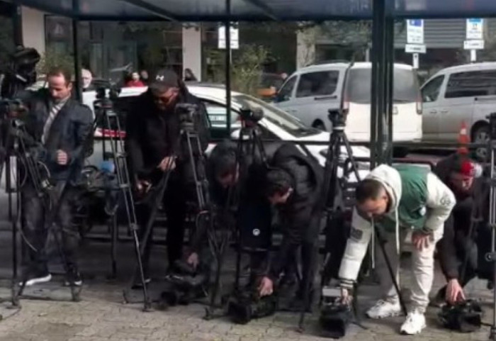 Protesta e mediave: Operatorët ulën kamerat për të mos xhiruar eksponentët e PD-së në Gjykatë