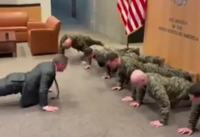 Ambasadori amerikan sfidon marinsat, i ve në rresht dhe bën garë pompash