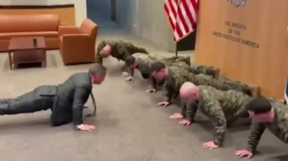 Ambasadori amerikan sfidon marinsat, i ve në rresht dhe bën garë pompash