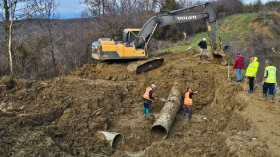 Dëmtohet tubacioni kryesor, lagje të tëra në Durrës rrezikojnë të mbeten pa ujë