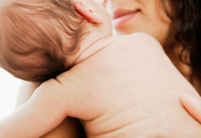 Bebja 8-muajshe rezulton pozitive me kokainë, arrestohet nëna