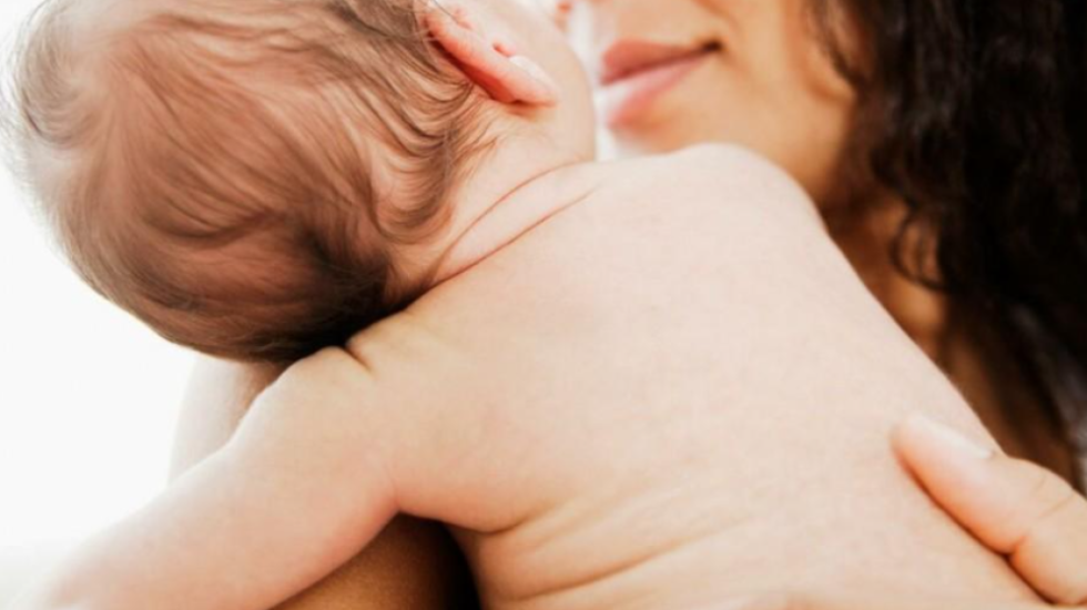 Bebja 8-muajshe rezulton pozitive me kokainë, arrestohet nëna