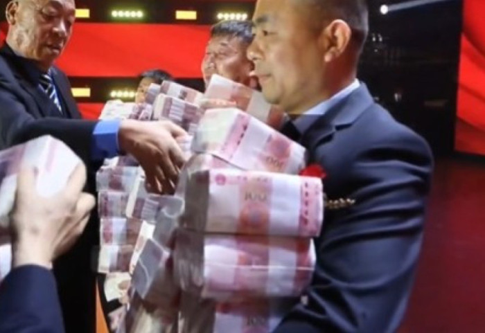 Shpërblimet e kompanive në Kinë, tufa me para që peshojnë disa kilogramë