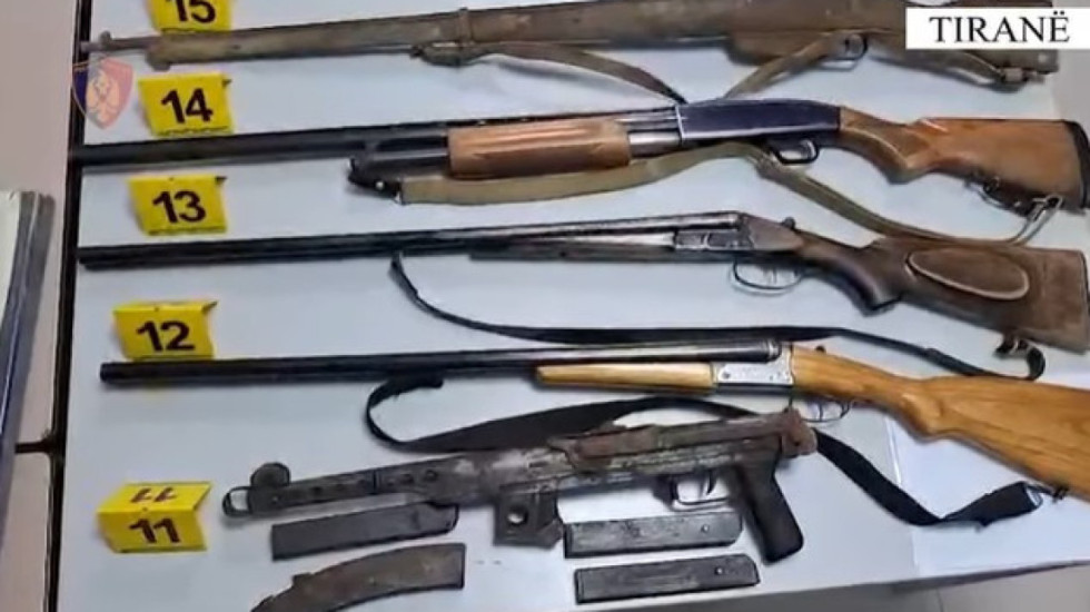 Shtëpia si “depo armësh”, arrestohet 63-vjeçari në Tiranë