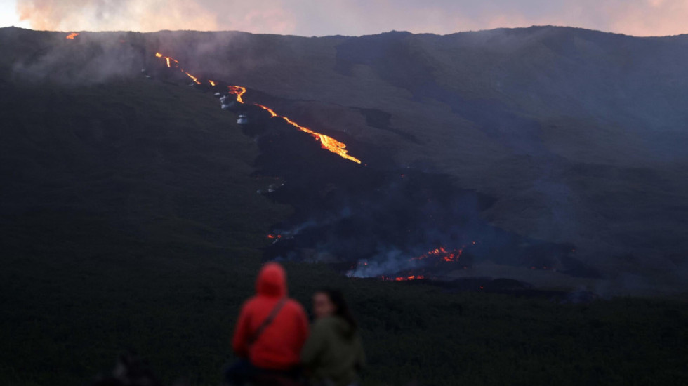 Shpërthen vullkani Piton de la Fournaise, turistët përballen nga afër me lavën