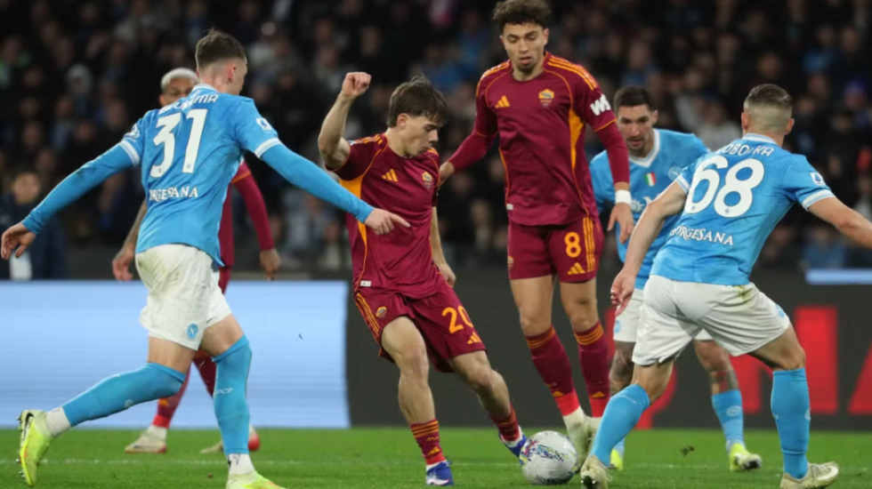 Santos shpëton Napolin, Roma vijon garën për katërshen e parë