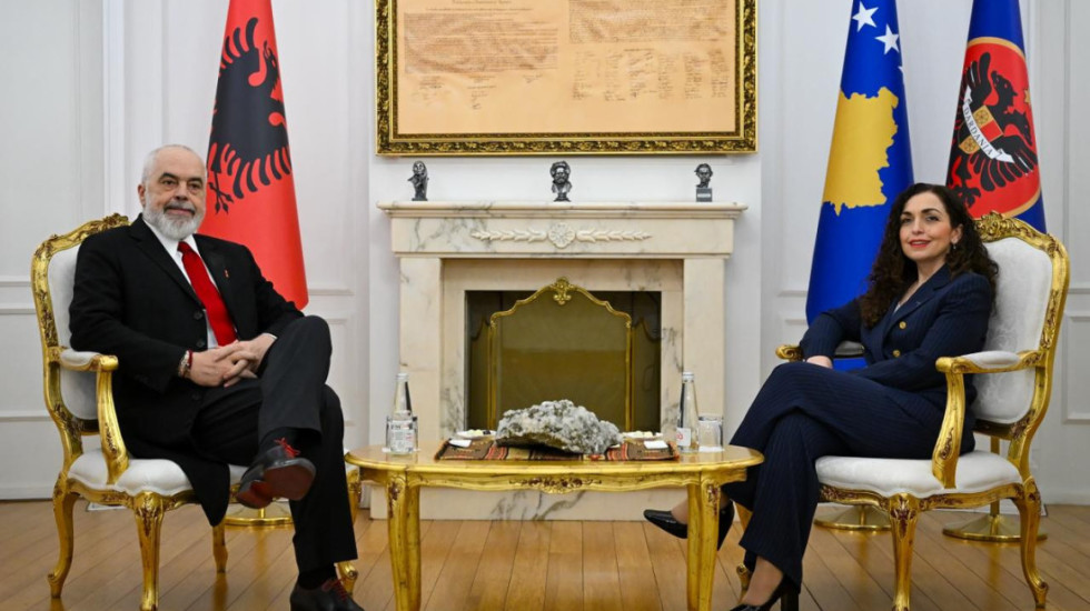 Rama nis vizitën në Kosovë, pritet nga Presidentja Osmani, diskutojnë për Bordin e Paqes