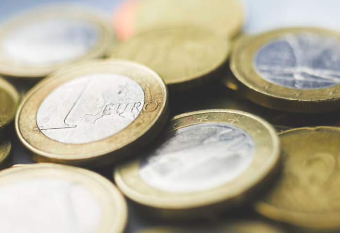 Shkon me 19 kilogramë monedha 50 centëshe në qendrën tregtare në Milano, por vijnë karabinierët...